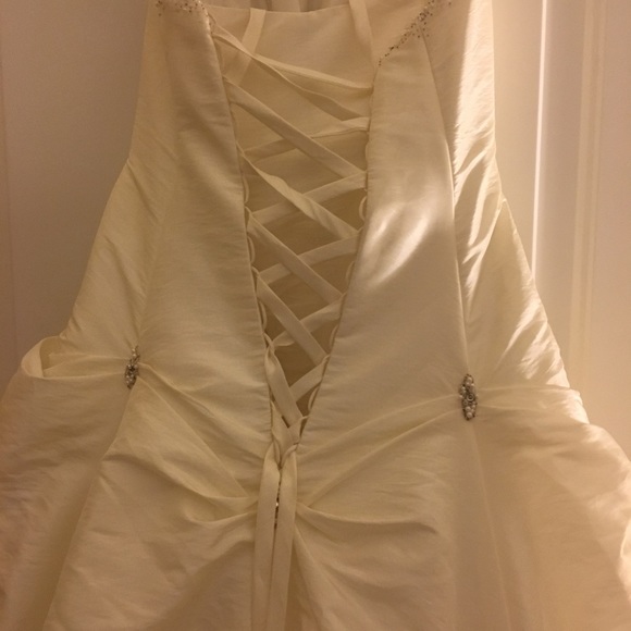 Wedding dress, like new. - Picture 4 of 5